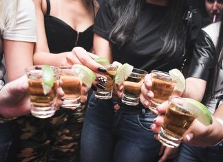 How Does Alcohol Affect Exercise? Young girls drinking alcohol